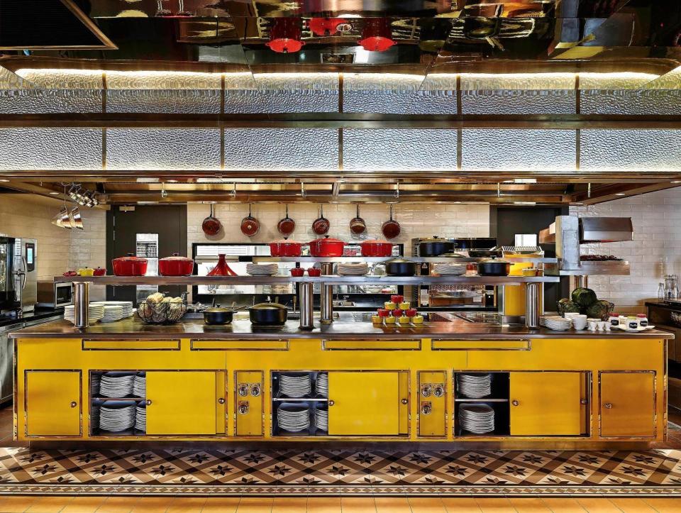 Hotel Sofitel Saigon Plaza image