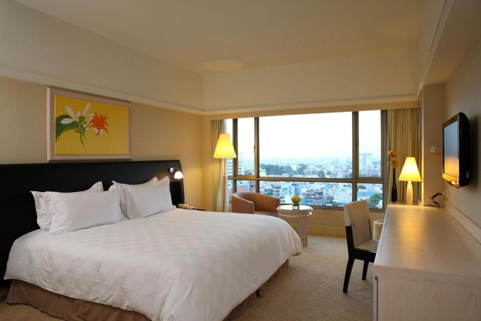 Hotel Sofitel Saigon Plaza image